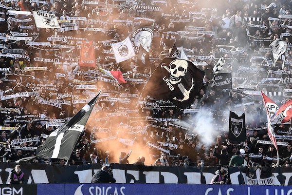 Spezia-Lazio, scontri fra ultras: un ferito alla testa e diversi arresti (VIDEO)