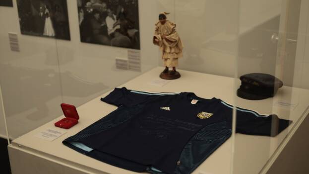 Al Mann la mostra dedicata a Lucio Dalla. Esposto anche l’orecchino che gli regalò Maradona Al Mann la mostra dedicata a Lucio Dalla. Esposto anche l’orecchino che gli regalò Maradona