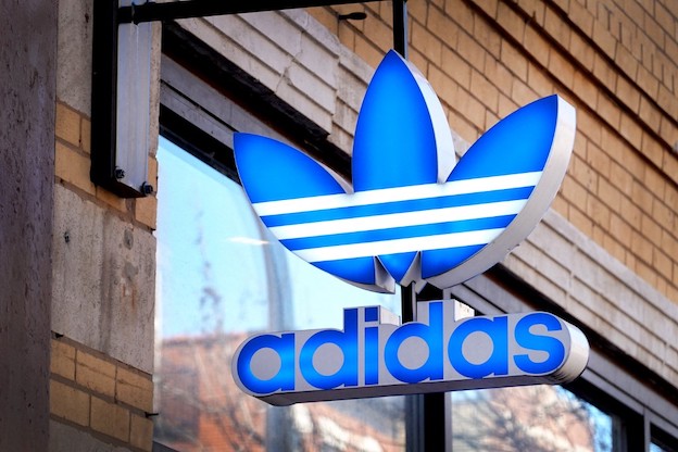 Adidas sta cercando di bloccare il logo di Black Lives Matter: «è troppo simile al nostro»