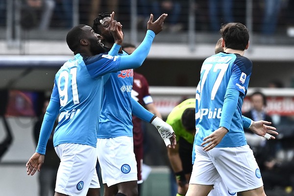 Zazzaroni: il Napoli e il suo calcio marziano ci permettono per una volta di non parlare di campionato falsato