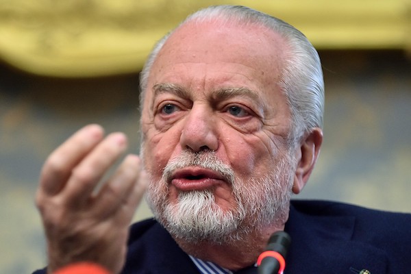 La proposta di De Laurentiis: «Basta con l’intervallo tra i due tempi di una partita»