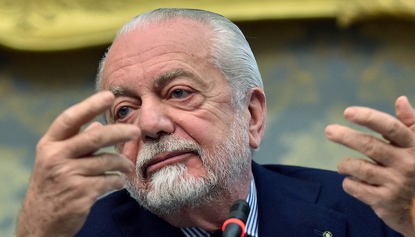 La politica imiti De Laurentiis (tranne quando dice vincere e vinceremo con le mani sui fianchi)