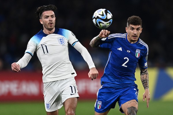 Di Lorenzo tocca il pallone con la mano e regala il rigore del 2-0 all’Inghilterra Di Lorenzo tocca il pallone con la mano e regala il rigore del 2-0 all’Inghilterra