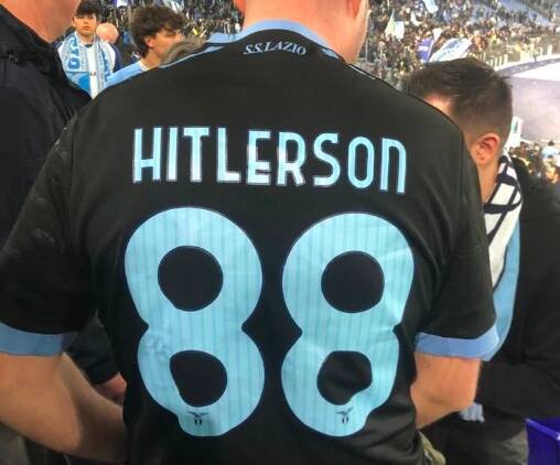 Lazio-Roma, identificato il tifoso che ha indossato la maglia Hitlerson 88 (Repubblica)