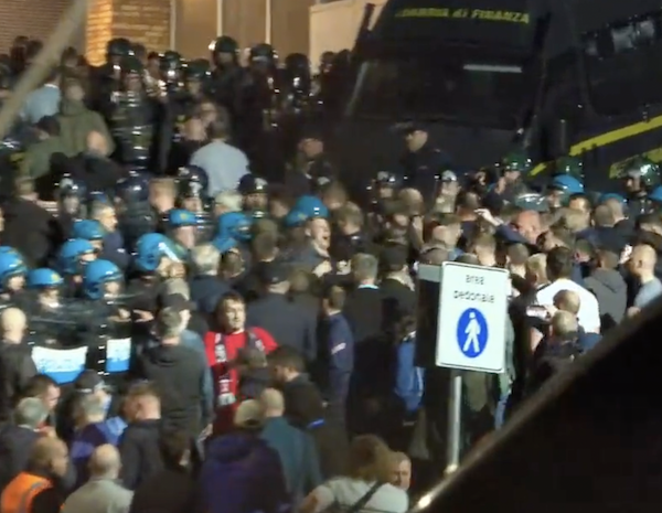 Italia-Inghilterra, tensione prima dell’ingresso al Maradona VIDEO Italia-Inghilterra, tensione prima dell’ingresso al Maradona VIDEO