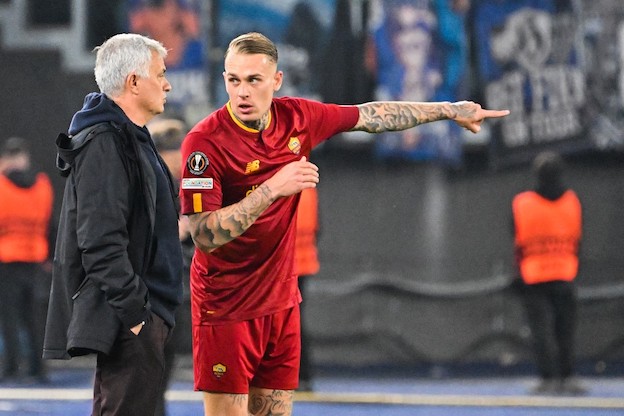 Karsdorp: «Mourinho mi ha chiamato traditore otto volte in spogliatoio. Non mi ha mai chiesto scusa» Karsdorp: «Mourinho mi ha chiamato traditore otto volte in spogliatoio. Non mi ha mai chiesto scusa»