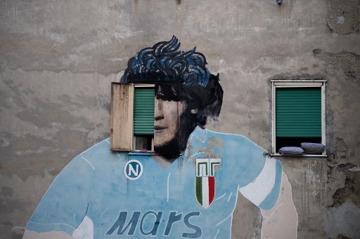 Il Telegraph racconta Napoli “come ai tempi di Maradona e Ferlaino”: «Ma con lo spettro dei disordini»