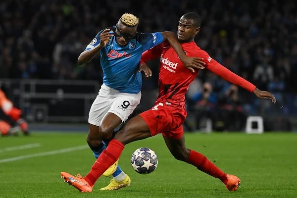 Napoli Eintracht, con i tedeschi volano manite. Una inflitta al Galatasaray e due rimediate da Atletico e Liverpool Napoli Eintracht, con i tedeschi volano manite. Una inflitta al Galatasaray e due rimediate da Atletico e Liverpool