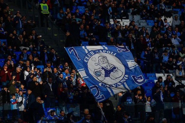 Gli ultras del Napoli attaccano gli autobus dell’Eintracht (VIDEO)