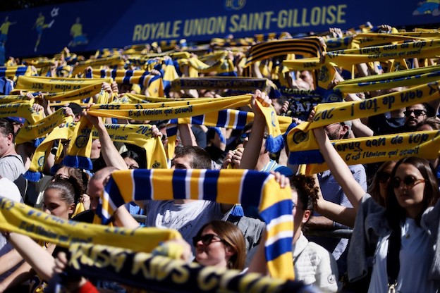 Due tifosi dell’Union Saint Gilloise festeggiano il pareggio in Conference denudandosi in campo