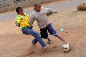 Vietare ai bambini di giocare a pallone per strada è la più grande delle profanazioni moderne (El Paìs) item-thumbnail