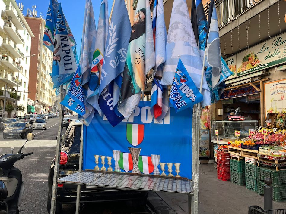 “Il Napoli prenota cinque scudetti”, è il titolo di Libero sul possibile ciclo del Napoli “Il Napoli prenota cinque scudetti”, è il titolo di Libero sul possibile ciclo del Napoli