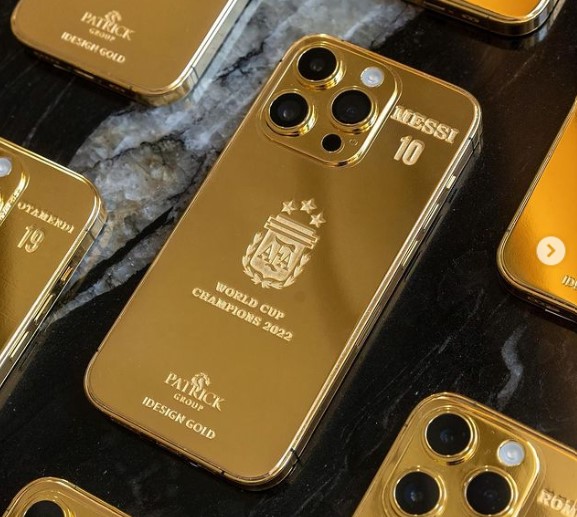 La sobrietà di Messi: regala 35 iPhone d’oro personalizzati ai suoi compagni di nazionale