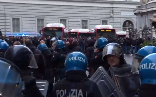 Il Guardian sugli scontri tra ultras a Napoli: “sembrava una zona di guerra” 