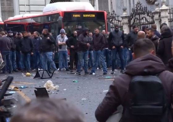 Ultras Union Berlino a Napoli, attacchi alla polizia: 11 arresti, negozi devastati in centro
