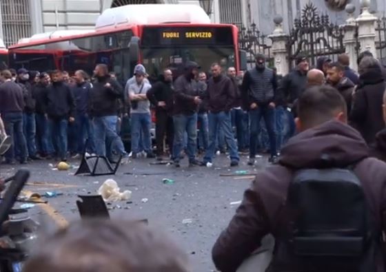 Napoli-Union Berlino: nuovi scontri tra le tifoserie vicino allo stadio. La polizia interviene