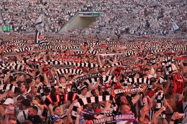 Come nel 2023, 500 tifosi dell’Eintracht sono già partiti per Napoli (La Bild)