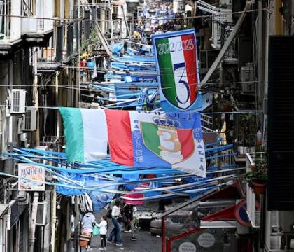Cosa resterà dello scudetto del Napoli? Si spera non solo una gran quantità di plastica Cosa resterà dello scudetto del Napoli? Si spera non solo una gran quantità di plastica