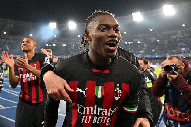 Ufficiale, Leao rinnova con il Milan: 7 milioni di stipendio compresi bonus e clausola da 175 milioni Ufficiale, Leao rinnova con il Milan: 7 milioni di stipendio compresi bonus e clausola da 175 milioni