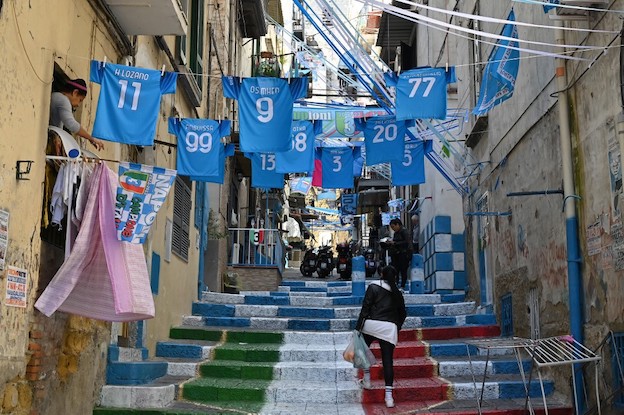 A Napoli prove di festa scudetto, i tifosi intonano il coro degli azzurri (VIDEO)