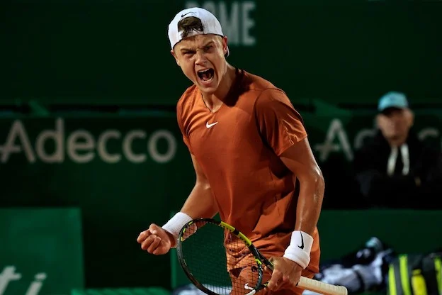 Eliminato da Wimbledon, Rune vende le sue racchette rotte per beneficenza