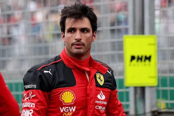 mentre la ferrari arranca nelle retrovie a baku l8217ex sainz va in prima fila e al momento 232 secondo in gara