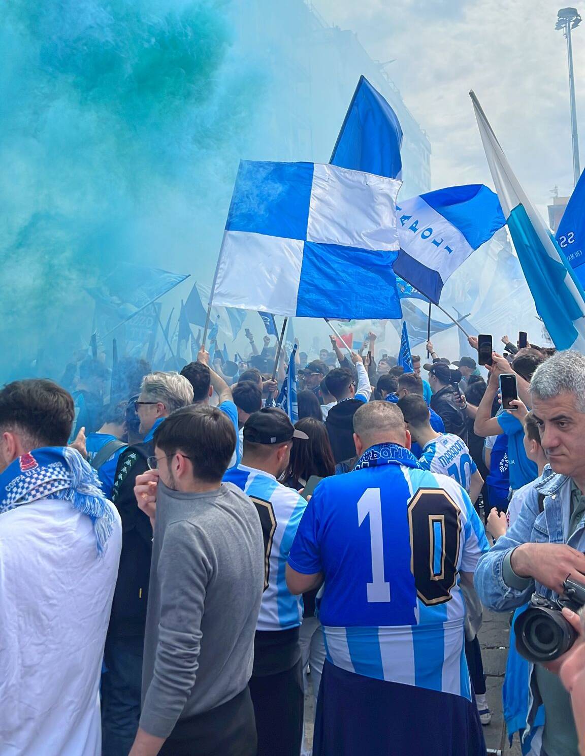 A Napoli è già festa: centinaia i tifosi fuori al Maradona e in giro per la città (VIDEO LIVE)
