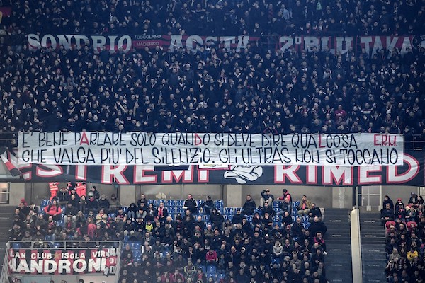 San Siro, striscione della Curva Sud contro De Laurentiis: «Gli ultras non si toccano» San Siro, striscione della Curva Sud contro De Laurentiis: «Gli ultras non si toccano»