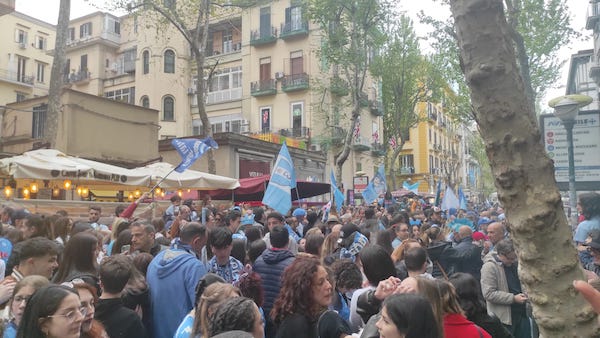 Napoli, dopo la tristezza iniziale i tifosi tornano a cantare per strada (VIDEO)