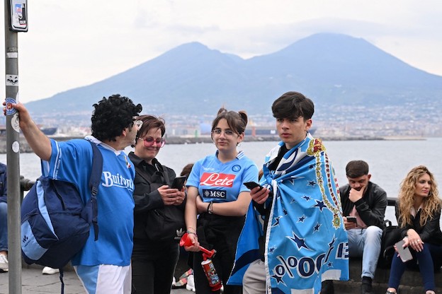 Dispiace per i ragazzini, era la loro festa. È saltata anche quella dei 130 invitati da De Laurentiis Dispiace per i ragazzini, era la loro festa. È saltata anche quella dei 130 invitati da De Laurentiis