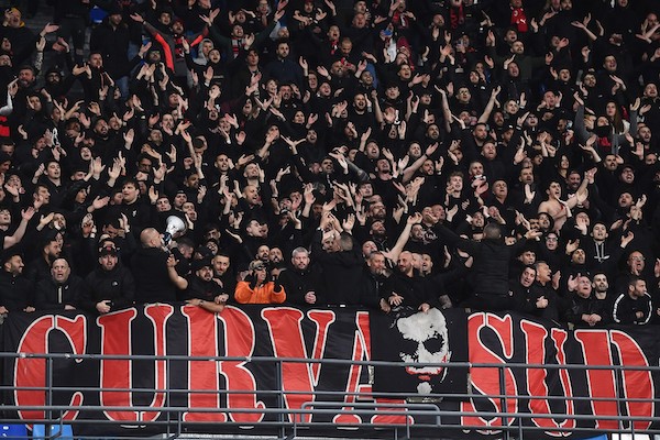 Il Napoli: “I tifosi del Milan hanno seguito la procedura per portare bandiere e striscioni allo stadio”