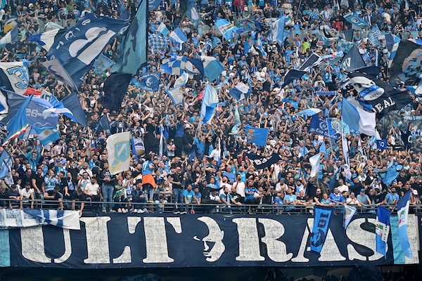 Ultras Napoli a Verona, l’assalto al mercato. La polizia: “azione premeditata al pari del black bloc”