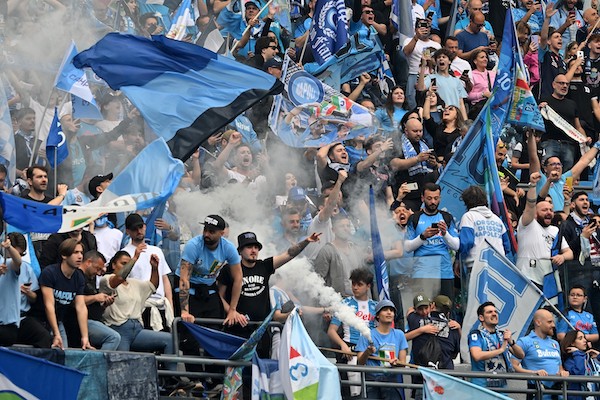 «Noi non torniamo a casa fino a giovedì», sul Paìs la folle giornata dei tifosi del Napoli