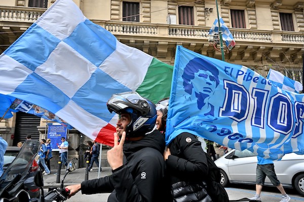 Se stasera il Napoli vince lo scudetto, la città sarà agli arresti domiciliari (senza auto né trasporti pubblici)