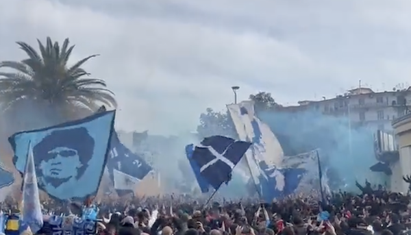 La protesta degli ultras del Napoli: “De Laurentiis è il proprietario, non il padrone” VIDEO