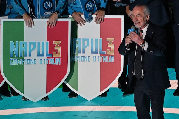 Il Napoli che saluta l’allenatore che ha vinto lo scudetto dopo 33 anni è un paradosso sportivo (CorSera)