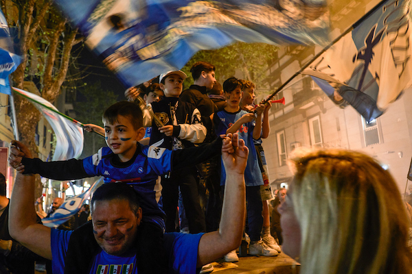 I padri e lo scudetto. Quel “Forza Napoli” nella stazione di Genova piena di sampdoriani