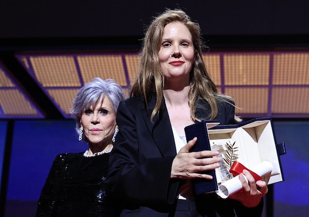 A Cannes premiazione con attacco a Macron: «Ha soffocato con la violenza le proteste sulle pensioni»