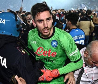 Meret, l’agente: «Vuole restare a Napoli. Giuntoli ha fatto uno sforzo immane per il rinnovo» Meret, l’agente: «Vuole restare a Napoli. Giuntoli ha fatto uno sforzo immane per il rinnovo»