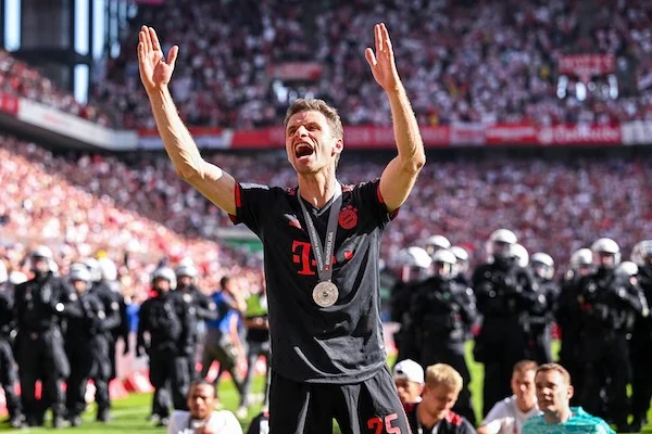 Müller e gli altri, gli addii melodrammatici dei calciatori hanno stufato: si credono santi sulla Cappella Sistina (Zeit) Müller e gli altri, gli addii melodrammatici dei calciatori hanno stufato: si credono santi sulla Cappella Sistina (Zeit)