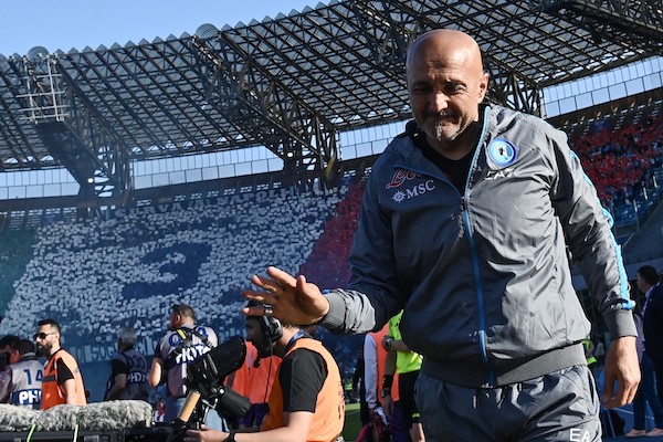 Spalletti travolto dall’affetto dei piccoli tifosi del Napoli a Castel Volturno (VIDEO)