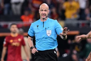 L'arbitro Taylor roma siviglia