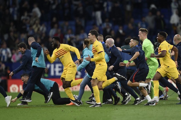 Barcellona campione, i tifosi dell’Espanyol invadono il campo per evitare i festeggiamenti (VIDEO)