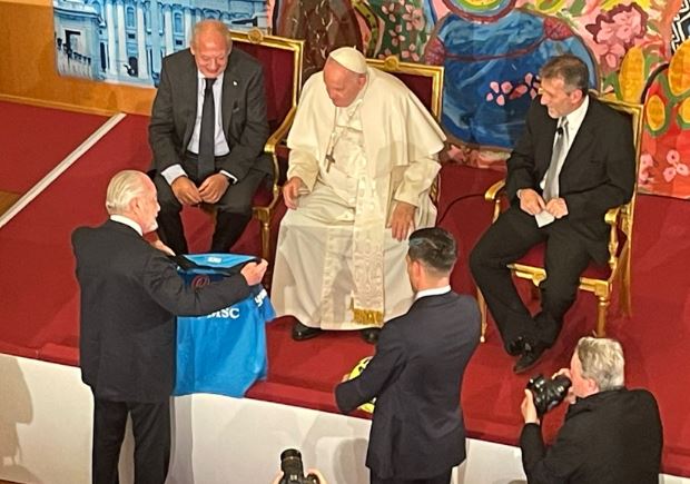 De Laurentiis e Simeone incontrano Papa Francesco: in dono due maglie e il piede di Maradona