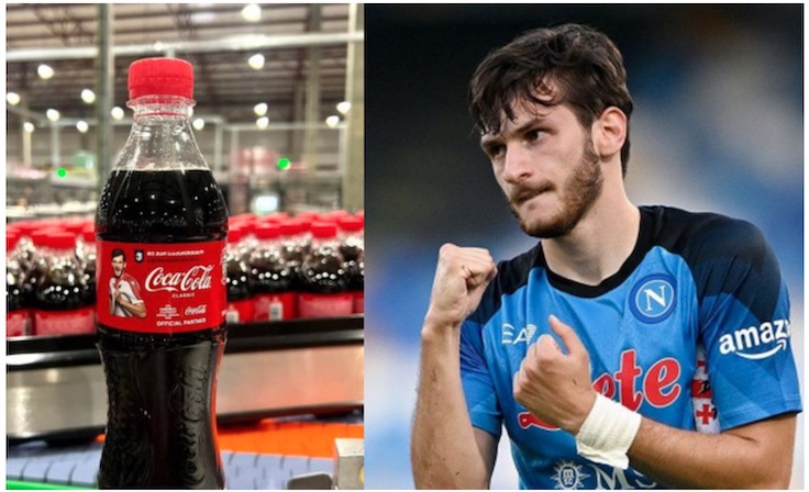 Il Napoli contro le Coca-Cola in Georgia con l’immagine di Kvaratskhelia Il Napoli contro le Coca-Cola in Georgia con l’immagine di Kvaratskhelia
