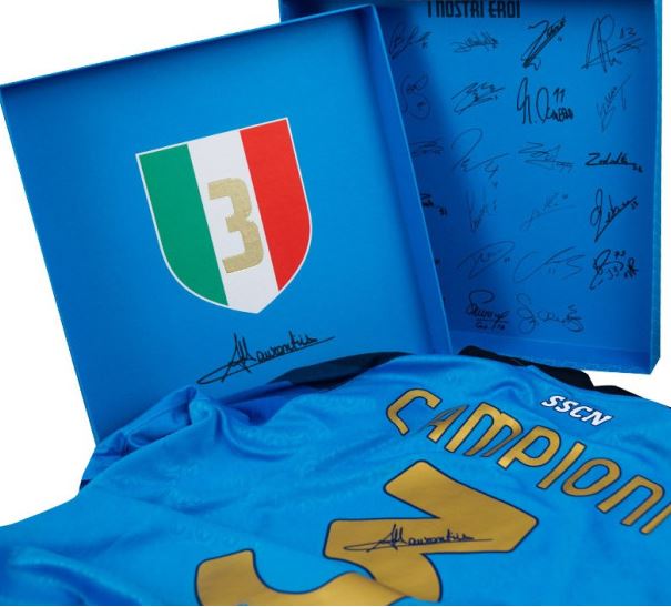 Il Napoli lancia la nuova maglia celebrativa dello scudetto: 250 euro