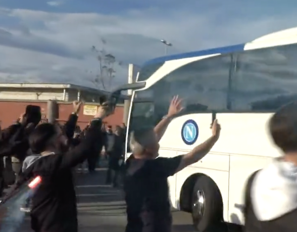 Napoli, i tifosi caricano la squadra in partenza verso Udine VIDEO