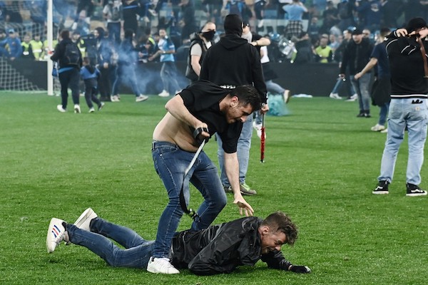 Quando gli ultras dell’Udinese se ne stettero buoni a godersi lo scudetto juventino