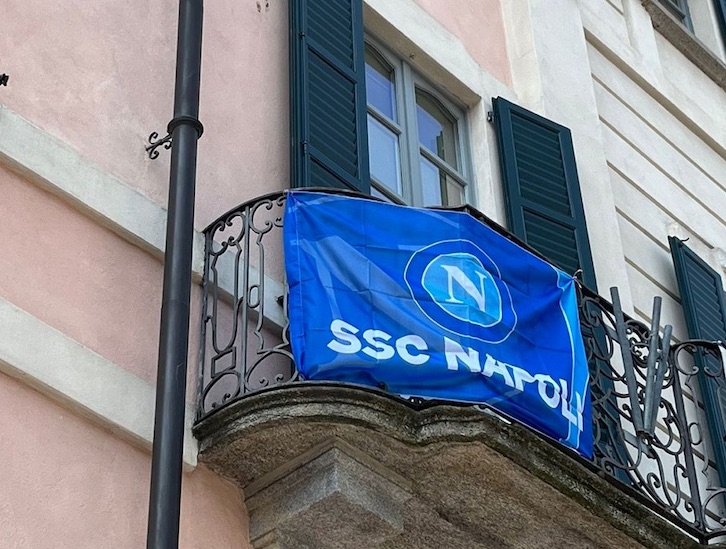 Il sindaco di Varese espone la bandiera del Napoli al balcone del Comune