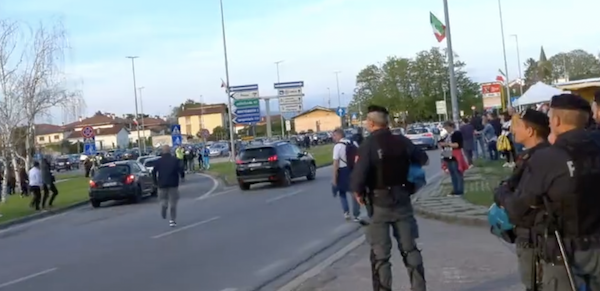 Udine, tifosi napoletani scortati fuori la Dacia Arena VIDEO